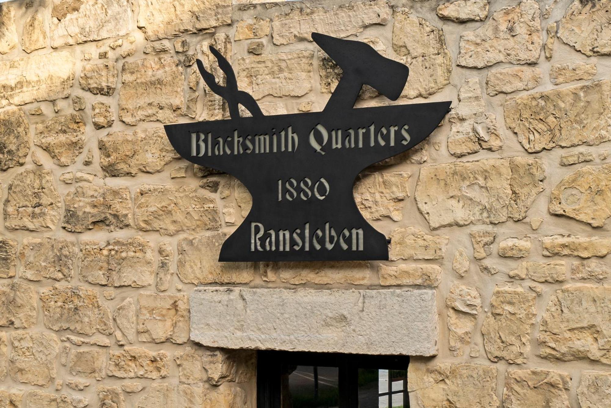 Blacksmith Quarters Фредериксберг Экстерьер фото